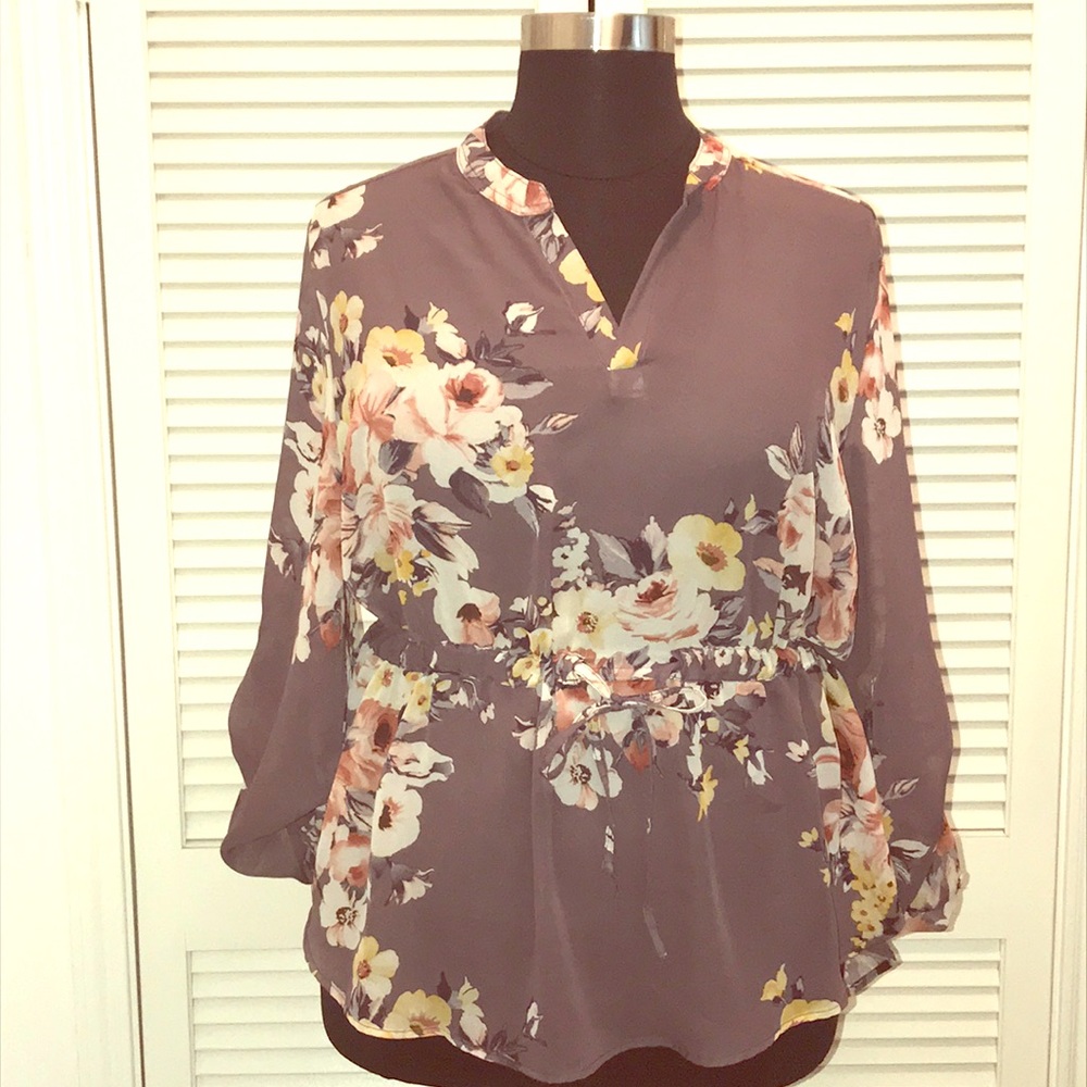 Gorgeous floral blouse! Juniors size